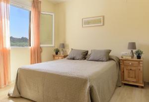 ein Schlafzimmer mit großem Bett und Fenster in der Unterkunft Vista Panorámica in Benitatxell + 23 Fotos