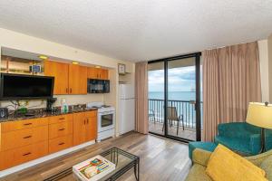 een woonkamer met een keuken en een balkon bij Beach Colony Resort Unit 1405 - Beautiful Oceanfront Condo - 1 bedroom, 1 bath - Perfect for 6! in Myrtle Beach