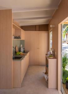 Wecamp San Sebastián的厨房或小厨房