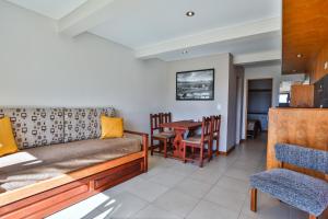 uma sala de estar com um sofá e uma mesa em Bustillo 7500 em San Carlos de Bariloche