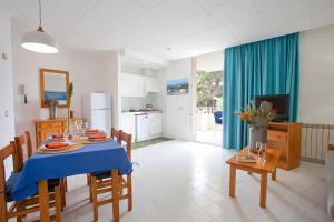 a kitchen and living room with a table and chairs at Apartamento Es Trenc 2 in Colonia Sant Jordi