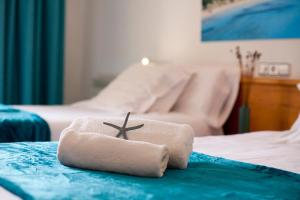 uma toalha com uma cruz em cima de uma cama em Apartamento Es Trenc 1 em Colonia Sant Jordi