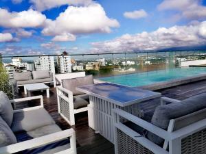balcón con vistas a la piscina en Suites Room Soha II en Santiago de los Caballeros