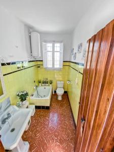 a bathroom with a sink and a tub and a toilet at Huerto Valenciano - Sol y Tranquilidad - Piscina in Valencia