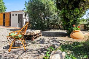a chair and a bench in a yard at Huerto Valenciano - Sol y Tranquilidad - Piscina in Valencia