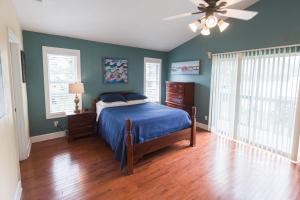 um quarto com uma cama e uma ventoinha de tecto em Five Bedroom Home in the Heart of St Aug Beach em Saint Augustine