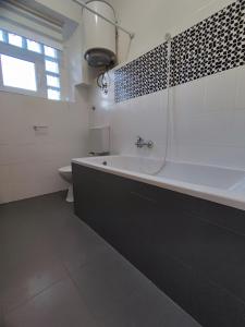 uma casa de banho com banheira e WC em Apartment Luan em Zadar
