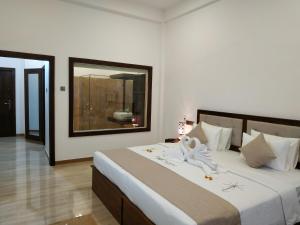 Voodi või voodid majutusasutuse Sigiriya Cashew Palace Resort toas
