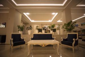 努庫斯的住宿－Tashkent Hotel，一间设有桌子和两把椅子的等候室