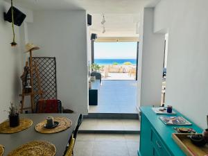 - une cuisine avec une table et une vue sur l'océan dans l'établissement Los Lances Beach Apartments, à Tarifa