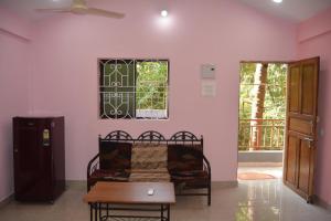 a room with a couch and a table and a window at chill out home morjim in Morjim