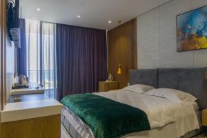 um quarto com uma cama grande e uma janela em Hotel Morfeus em Durrës