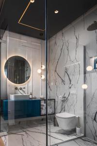 bagno con vasca, lavandino e specchio di Dream Fiumara Apartments a Fiume (Rijeka)