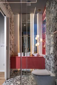 baño con lavabo rojo y aseo en Dream Fiumara Apartments en Rijeka