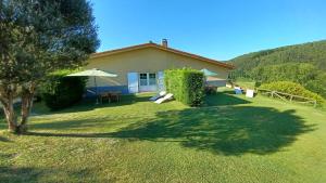 uma vista para uma casa com um quintal em Apartamentos El Otero de Cudillero em Soto de Luiña