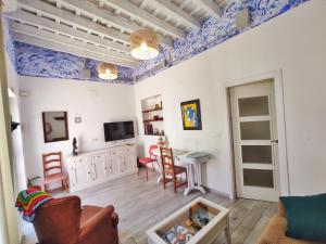 sala de estar con techo azul y blanco en Dos Aguas, en Ayamonte