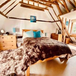 - une chambre avec un lit et une couverture brune dans l'établissement The Nutshell, à West Mersea