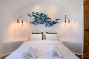 2 camas en una habitación blanca con 2 toallas en KaLanAn Luxury Apartment en Aggelika