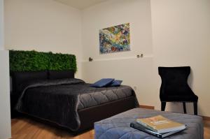 モンデッロにあるFlat with Jacuzzi - Casa Piaの緑の壁、ベッド付きのベッドルーム1室