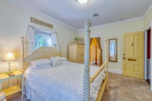- une chambre avec un grand lit et une couette blanche dans l'établissement Monroe Manor Inn, à South Haven