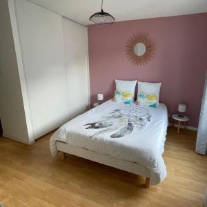 ヴァンヌにあるLE LAC au DUCのピンクの壁のベッドルーム1室(大型ベッド1台付)