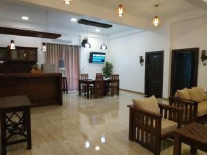 Televiisor ja/või meelelahutuskeskus majutusasutuses Sigiriya Cashew Palace Resort