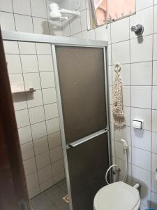 康塞桑達巴拉的住宿－太陽酒店，带淋浴和卫生间的浴室