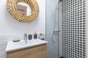 マドリードにあるBonito apartamento en típica corrala en el centro de Madridのバスルーム(シンク、鏡、シャワー付)