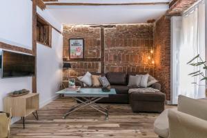マドリードにあるBonito apartamento en típica corrala en el centro de Madridのリビングルーム(ソファ付)