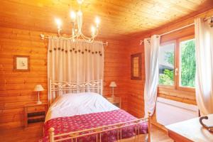 um quarto com uma cama num chalé de madeira em Chalet l'Herminette em Saint-Jorioz
