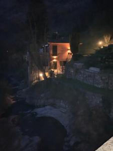 Canzo的住宿－Il Mulino di Valeria，夜晚有雪和灯光的房子