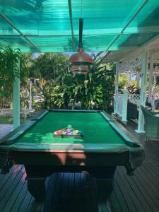 - une table de billard assise sur une terrasse avec une piscine dans l'établissement HOTEL CASA AMARILLA et RESTAURANT, à Punta Chame