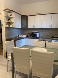 Kuchyň nebo kuchyňský kout v ubytování Apartmani Paula