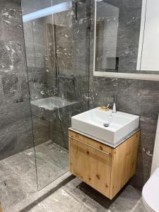 bagno con lavandino e doccia di Zum Rota Hus a Arosa