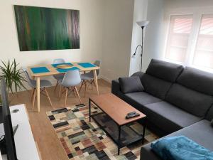 a living room with a couch and a table at 172A Céntrico y moderno in Gijón
