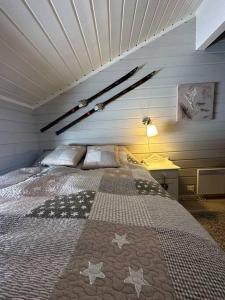um quarto com uma cama num quarto em Lekker hytte nær sentrum em Beitostøl