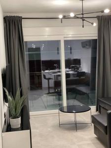 ein Wohnzimmer mit einem Sofa und einem Tisch in der Unterkunft Elite Suite with private parking in Kavala