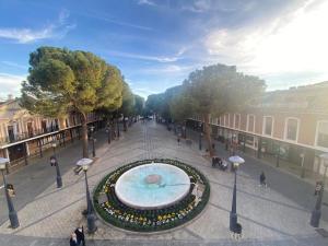 代米耶爾的住宿－Estudio El Soportal de la Plaza，城市中心一条有喷泉的街道