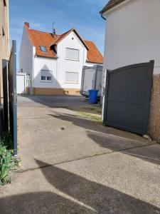 una entrada con una casa blanca y un garaje en 2 Zimmer Monteur Wohnung DG, en Riedstadt