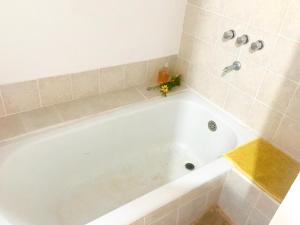 y baño con bañera blanca y lavamanos. en Casa de montaña placentera en la naturaleza con vista espectacular en Traslasierra en Córdoba
