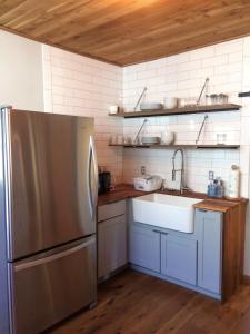 eine Küche mit einem Kühlschrank aus Edelstahl und einer Spüle in der Unterkunft Turn Of The Century Gem On The Park, Downtn Str576 in Salida