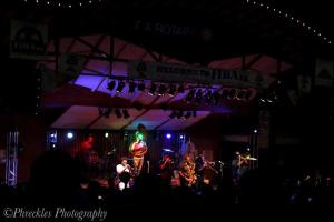 eine Gruppe von Musikern auf einer Bühne in der Nacht in der Unterkunft Turn Of The Century Gem On The Park, Downtn Str576 in Salida