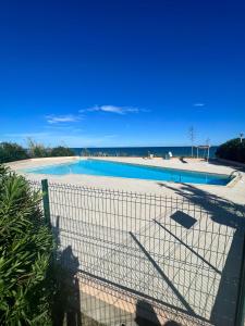 płot wokół basenu przy plaży w obiekcie Studio pied dans l'eau - WIFI- Piscine w mieście Santa-Lucia-di-Moriani