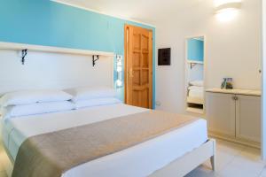 een slaapkamer met een groot wit bed in een kamer bij L'Antico Portone B&B in Palinuro
