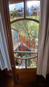 una puerta de cristal abierta con vistas a un balcón en Boutique Hotel Casa Rugantino en Buenos Aires