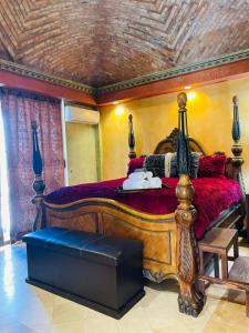 Un dormitorio con una gran cama de madera con sábanas rojas. en Luxury’s house, en Puerto Peñasco