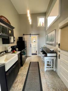 uma cozinha com um lavatório e uma bancada em Heidi's Place, Downtown Salida em Salida