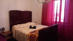 um quarto com uma cama com uma televisão em Casa Giovanna em Venturina Terme