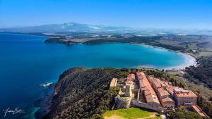 - une vue aérienne sur un château situé sur une colline à côté d'un lac dans l'établissement Casa Giovanna, à Venturina Terme