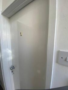 białe drzwi z uchwytem na ścianie w obiekcie 64 Bath Road - ground floor w mieście Cheltenham